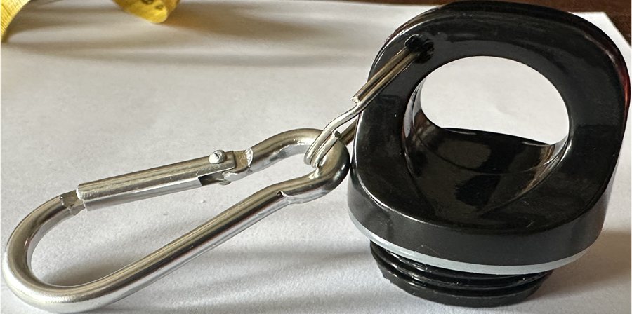Bouchon noir à anse avec son mousqueton